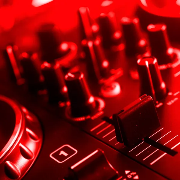 Dansers in een schemerige club, symbool voor onze dj-boekingen